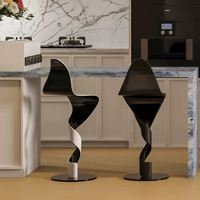 Tabouret de bar commercial en métal en forme de S avec dossier, style artistique moderne pour comptoirs de réception et de cuisine