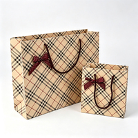 Sac cadeau en papier beige écologique à motif diagonale, ruban à pois, poignée en corde marron, corps en carton, logo personnalisé, vente en gros