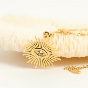 Collar con Colgante de Ojo de Diablo en Acero Inoxidable Chapado en Oro con Circonita Cúbica y Cadena de Eslabones para Mujer, Ideal para Aniversarios y Fiestas - Product Image 1