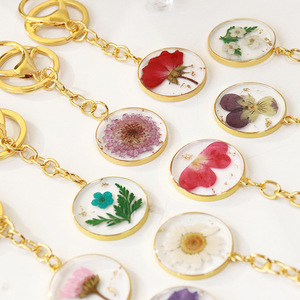 Porte-clés <span class=keywords><strong>en</strong></span> résine avec <span class=keywords><strong>fleurs</strong></span> séchées naturelles, <span class=keywords><strong>fleurs</strong></span> pressées, pour cadeau d'amis, véritable fleur, feuille, plante, sac, boîte de voiture - Product Image 2