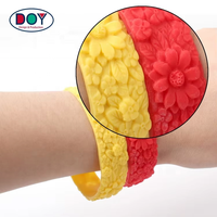 Pembuat Gelang Tangan Fashion Kustom Bentuk Bunga Logo Karet Silikon Gelang Persahabatan