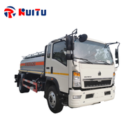 Camion-citerne de transport de carburant Howo 5000 litres, neuf, 4x2, transmission manuelle, pour livraison et ravitaillement de carburant sur roues