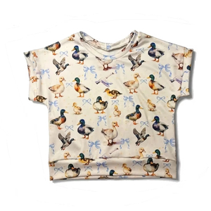 Camiseta infantil GT1621 personalizada para niña, adorable, con estampado de patos y lazos azules, para bebés y niños pequeños. - Product Image 1