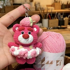 Poupées ours fraises au crochet faites à la main, breloques de sac et porte-clés amigurumi personnalisables - Product Image 4