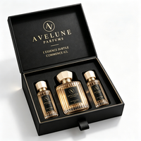 Boîte cadeau rigide noire personnalisée avec couvercle à rabat, logo en feuille d'or et insert pour 3 flacons, idéale pour les coffrets découverte de parfums