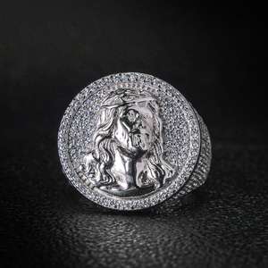 แหวนแต่งงานเพชรมอยส์ซอไนต์วาวับพร้อมแถบขัดเงาและหินตรงกลางที่เปล่งประกายทำให้ดูทันสมัยแต่ไร้กาลเวลา - Product Image 1