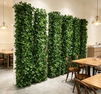Panneau mural de verdure artificielle, haie de gazon, feuilles mélangées, fleurs, toile de fond verticale pour la décoration paysagère commerciale