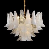 Lustre en verre soufflé moderne de luxe au design contemporain français pour salon, salle à manger, duplex, escalier, chambre principale