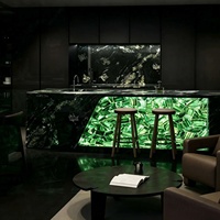 Îlot de cuisine personnalisé en tourmaline verte rétroéclairée avec évier, comptoir de bar en pierre translucide à LED lumineuse pour villa et hôtel