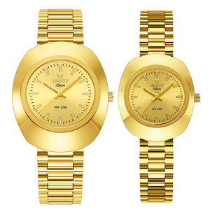 นาฬิกาคู่รักพรีเมียมสีทอง ดีไซน์เรียบหรู หน้าปัดทรงกลม ตัวเรือนโลหะผสม กันน้ำได้ในชีวิตประจำวัน สำหรับผู้หญิงและผู้ชาย สไตล์วินเทจ - Product Image 1