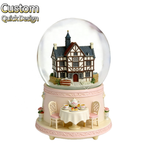 Globo di Neve Personalizzato Stile Cottage Tudor, Decorazione in Resina Casa di Campagna Inglese con Base Personalizzata - Product Image 1