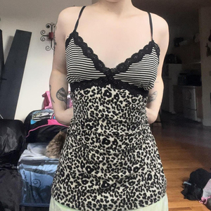 Camisole en tricot à imprimé léopard avec patchwork en dentelle, col en V, sans manches, coupe ajustée, style Y2K rétro, décontractée et polyvalente, haut d'été pour femme - Product Image 1