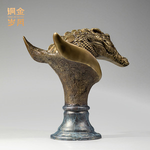 Adorno de Cabeza de Cocodrilo en Cobre y Oro, Escultura Artística Hecha a Mano, Decoración de Oficina - Product Image 5