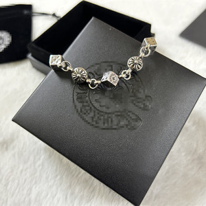 Bracelet en alliage de cuivre pour hommes et femmes, style délicat et élégant, motif dés, vente en gros d'usine - Product Image 3