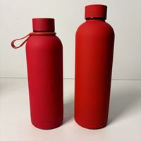 Bouteille d'eau noire à peinture douce Sport sous vide à double paroi de 500ML avec corde en silicone Bouteille isolée en acier inoxydable écologique