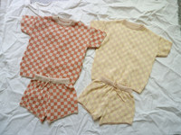 Ensemble de pulls pour bébé tricotés neutres à carreaux 100% coton à col rond et à manches courtes 2 pièces
