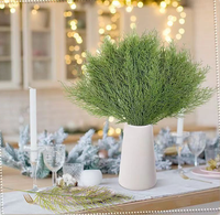 Vente en gros de brindilles artificielles de cèdre argentées scintillantes avec baies rouges, fausses brindilles de pin pour couronnes de Noël, vases et décorations de fêtes