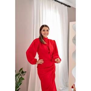 ชุดราตรีสีแดงคอสูงทรงเข้ารูป ผ้าซาติน แต่งระบายด้านหน้าและผ่าข้าง สวมใส่สบาย กระชับเข้ารูปช่วงเอว - Product Image 3