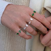 Bague de luxe en acier inoxydable 304 avec zircon vert, plaquée or 18 carats PVD, étanche, empilable, ouverte, pour femme