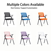 Chaise de formation pliante vert clair avec dossier en maille, assise rembourrée, cadre en acier et accoudoirs – Chaise d'invité – Vente en gros usine