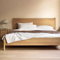 Lit double moderne minimaliste en bois massif de chêne avec barrière de sécurité et accoudoirs, lit simple