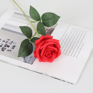 Rose artificielle Jessie à tige unique rouge pour la Saint-Valentin, les mariages et la décoration intérieure - Product Image 4