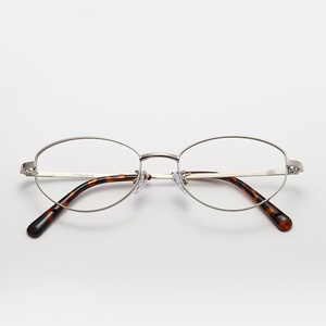 <span class=keywords><strong>2026</strong></span>年新型カスタムロゴ入りチタンシルバーワイヤー眼鏡、オーバルヴィンテージスタイルフレーム、男女兼用 - Product Image 2