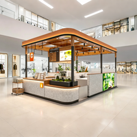 Kiosque de vente en bois chaud et pierre patinée avec éclairage LED, design écologique, proposant des glaces à la pistache