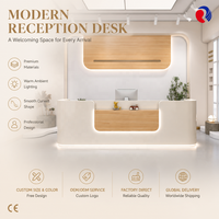 Bureau d'accueil d'entreprise avec profil incurvé lisse, finition bicolore et aspect professionnel