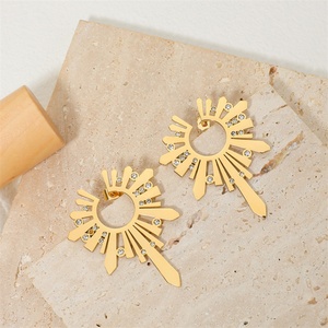 Boucles d'oreilles géométriques haut de gamme personnalisées pour femmes, motif tournesol délicat - Product Image 2