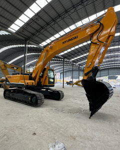 Excavatrice sur chenilles d'occasion Hyundai avec godet de terrassement, équipement de construction jaune - Product Image 1
