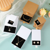 Boîte d'emballage de bijoux de luxe en forme de livre, fermeture magnétique, logo personnalisé en relief, étui cadeau en papier pour boucles d'oreilles, bagues, montres