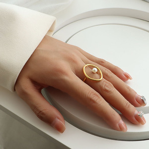 Bague de fiançailles géométrique en acier inoxydable plaqué argent avec pierre ronde en perle naturelle, bijoux modernes unisexes tendance pour tous les jours - Product Image 1
