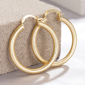 Orecchini a Cerchio Texturizzati, Gioielli Geometrici Minimalisti di Tendenza, Stile Moderno - Product Image 2
