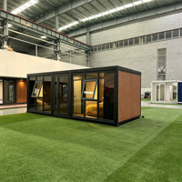Maison conteneur extensible de luxe moderne à toit plat, préfabriquée, modulaire et mobile avec terrasse pour la vie en jardin
