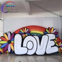 Ensemble de lettres gonflables géantes « LOVE » avec arc-en-ciel et fleurs pour la décoration d'événements et les spectacles