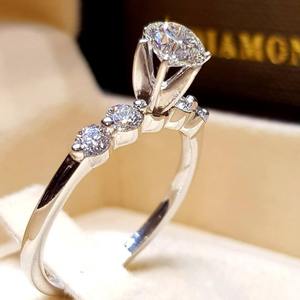 Anillo de Diamantes con Corte Brillante Redondo en Oro Blanco, Joyería de Compromiso para Mujer, Forma Geométrica, Venta Directa de Fábrica - Product Image 1