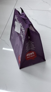 กระเป๋าช้อปปิ้งทรงกล่องขนาดกลาง ผลิตจากผ้า PP ทอ แบบสะพายไหล่ สีสันตามสั่ง ผลิตในเวียดนาม  แบบ OEM ODM  เคลือบ BOPP  สำหรับไลฟ์สไตล์ใหม่ - Product Image 4