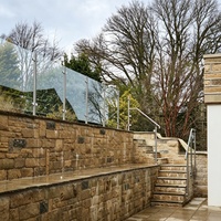 Système de balustrade sans cadre en acier inoxydable sur mesure avec poteaux en verre et pinces pour projets extérieurs de villas