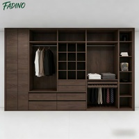 Armoire de chambre moderne en bois massif sur mesure avec grand espace de rangement, meuble autoportant pour villa et maison