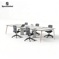 Table de conférence de direction en bois massif texturé, design moderne SpaceUnited, mobilier de bureau