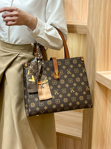 Loumixer 2025 di lusso in PVC Tote Bag <span class=keywords><strong>per</strong></span> le donne di nuova tendenza di grande capacità quotidiana <span class=keywords><strong>borsa</strong></span> da <span class=keywords><strong>ufficio</strong></span> a tracolla singola lettera - Product Image 4