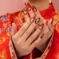 Faux ongles à presser en acrylique chinois, forme amande, motif camélia œil-de-chat, fleur blanche, nuage, feuille d'or et strass rouges, pour le Nouvel An