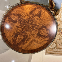 Table d'appoint de luxe britannique, cadre en bois artisanal, table ronde sculptée avec détails dorés sculptés à la main