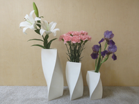 Set Vas Keramik Putih Seni Modern Finishing Mengkilap Spiral Geometris Dekorasi Sudut Lantai Besar Ramah Lingkungan Tahan Lama Hotel