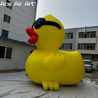 Canard gonflable portant des lunettes noires Animal de canard jaune gonflable géant pour les événements en plein air, la publicité et la décoration de l'eau