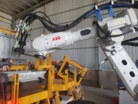 Ligne de production automatique de mousse PU LingXin avec commande PLC, système de moussage circulaire à carrousel et bras robotisé (cycle de 3 à 10 minutes)