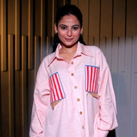 Chemise décontractée rose en popeline de coton pour femme avec poches à appliques rayées, coupe asymétrique ample et manches longues