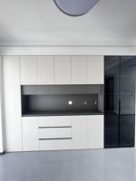 Buffet haut personnalisé en mélamine blanc avec cadre noir, vitrine LED en verre, niche de présentation et meuble de rangement pour bar à café
