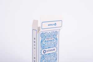 ไพ่โป๊กเกอร์แบบพกพาพิมพ์โลโก้ได้ตามต้องการไพ่โป๊กเกอร์ภาษาอังกฤษมีสตินานเป็นมิตรกับสิ่งแวดล้อมสำหรับความบันเทิงในบ้านบนพื้นผิวมันวาว - Product Image 6